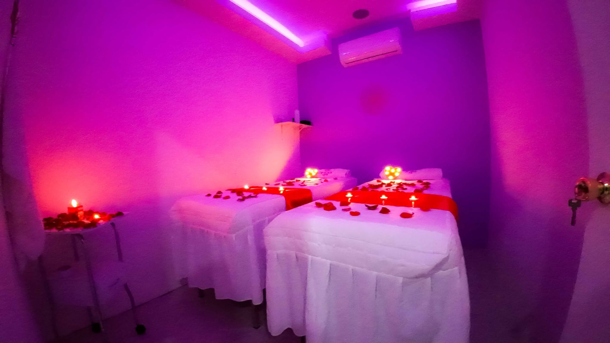 Cabina principal de Ámbar Spa con luz cálida, aceites aromáticos y camilla de relajación